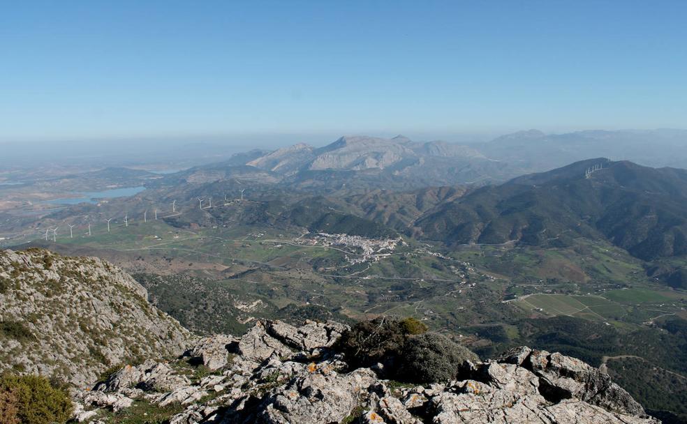 Vistas de Carratraca y los embalses del Guadalteba y del Guadalhorce desde la cima