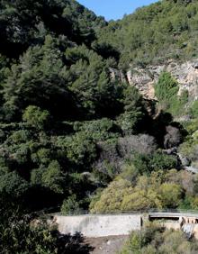 Imagen secundaria 2 - Por este camino se desciende por el valle del río Grande | Señal que indica la salida del carril por una senda | Central eléctrica de San Pascual
