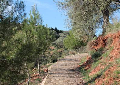 Imagen secundaria 1 - Baliza correspondiente a esta ruta | Camino empedrado en la primera parte de la ruta | Carril de tierra, durante la segunda parte del itinerario