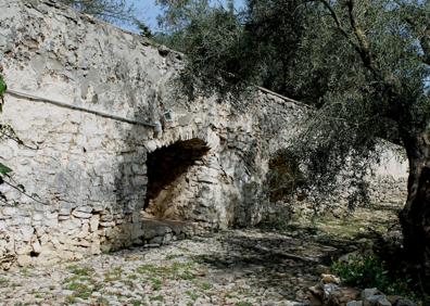 Imagen secundaria 1 - La ruta está bien señalizada con balizas de madera homologadas | Estructura del Molino Jabonero | Antes de llegar al final de la ruta, se pasa junto a esta ermita de San Antonio