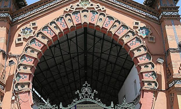 Imagen principal - Cables en la fachada principal del Mercado de Salamanca y aparatos de aire acondicionado en el edificio bautizado como ‘El Desfile del Amor’. 