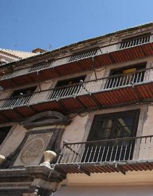 Imagen secundaria 2 - Cables en la fachada principal del Mercado de Salamanca y aparatos de aire acondicionado en el edificio bautizado como ‘El Desfile del Amor’. 