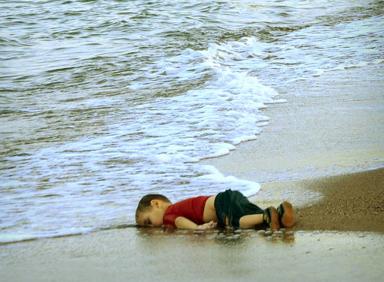 Imagen secundaria 1 - El último ‘Círculo de Silencio’, celebrado el pasado miércoles, en la plaza de la Constitución. La muerte del pequeño Aylan, el principio de todo. La desgarradora imagen del pequeño sirio de tres años Aylan Kurdi muerto en una playa de Turquía cuando intentaba alcanzar la costa con su madre y su hermano dio la vuelta al mundo, empujó a Europa a dar un paso adelante y marcó un antes y un después en la conciencia colectiva.