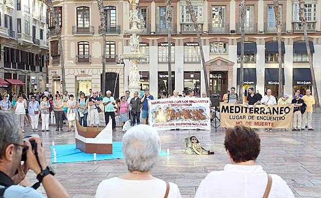 Imagen principal - El último ‘Círculo de Silencio’, celebrado el pasado miércoles, en la plaza de la Constitución. La muerte del pequeño Aylan, el principio de todo. La desgarradora imagen del pequeño sirio de tres años Aylan Kurdi muerto en una playa de Turquía cuando intentaba alcanzar la costa con su madre y su hermano dio la vuelta al mundo, empujó a Europa a dar un paso adelante y marcó un antes y un después en la conciencia colectiva.
