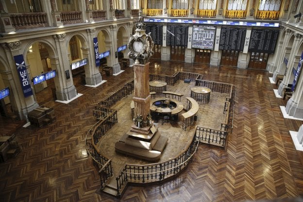 La sala principal de la Bolsa de Madrid en uno de sus pocos momentos sin actividad. :: MARISCAL / efe
