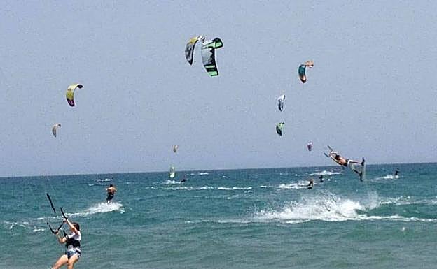 Kitesurfers en Guadalmar. 