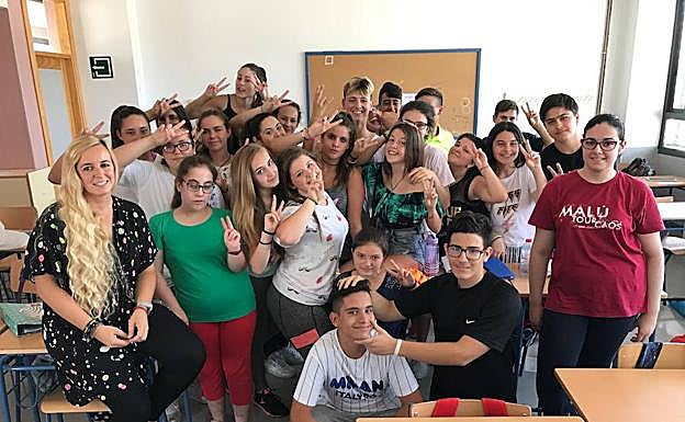 Alumnos del IES Cartima con la profesora Rosa Liarte. 