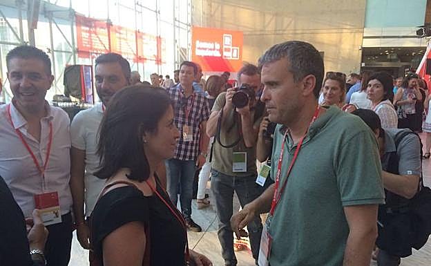 López dialoga con la vicesecretaria general, Adriana Lastra. 