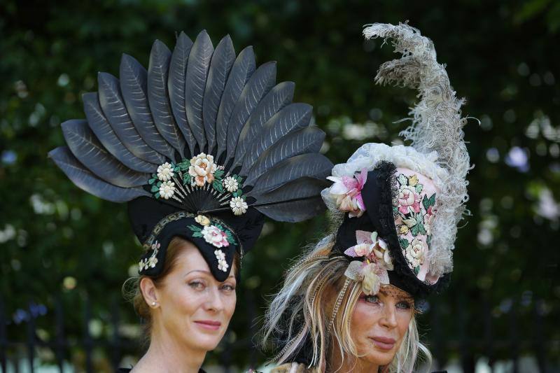 Originales sombreros, pamelas y tocados han vuelto a ser los protagonistas un año más de las carreras de caballos de Ascot, un evento que tampoco se perdieron la Reina Isabel de Inglaterra y Kate Middleton.