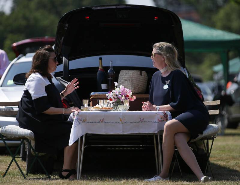 Originales sombreros, pamelas y tocados han vuelto a ser los protagonistas un año más de las carreras de caballos de Ascot, un evento que tampoco se perdieron la Reina Isabel de Inglaterra y Kate Middleton.