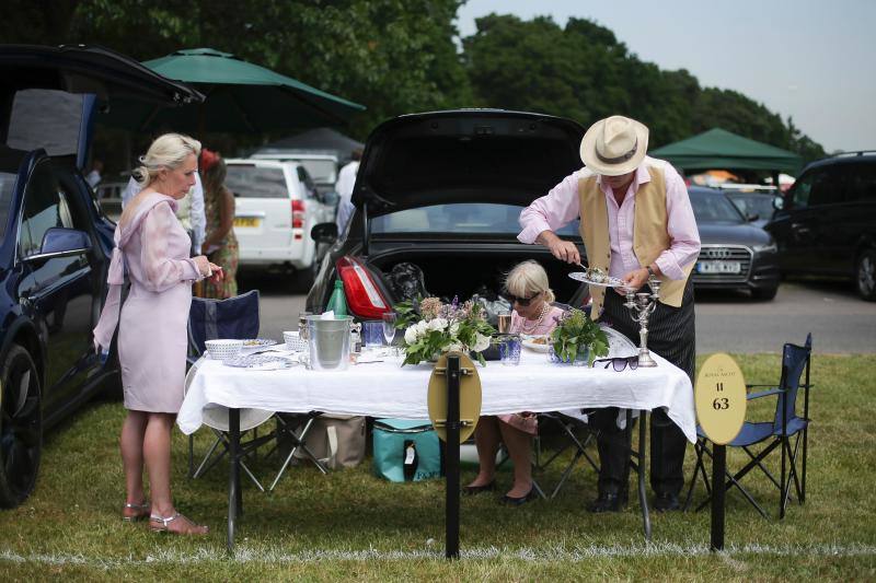 Originales sombreros, pamelas y tocados han vuelto a ser los protagonistas un año más de las carreras de caballos de Ascot, un evento que tampoco se perdieron la Reina Isabel de Inglaterra y Kate Middleton.
