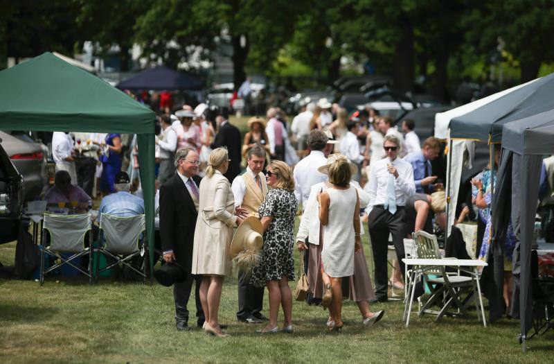 Originales sombreros, pamelas y tocados han vuelto a ser los protagonistas un año más de las carreras de caballos de Ascot, un evento que tampoco se perdieron la Reina Isabel de Inglaterra y Kate Middleton.