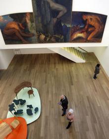 Imagen secundaria 2 - Arriba, el Bellas Artes de Valencia. Abajo, a la izquierda, Sol Picó, en la salas del MNAC. A la derecha, el Bellas Artes de Asturias. 