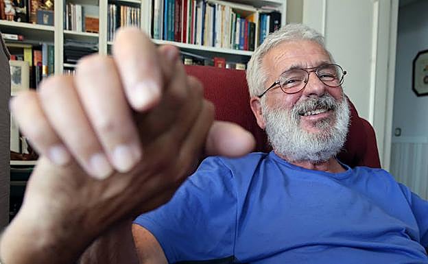 Rafael Texeira, en su casa de Fuengirola, cuenta su caso y pide que se investigue más sobre la ELA .