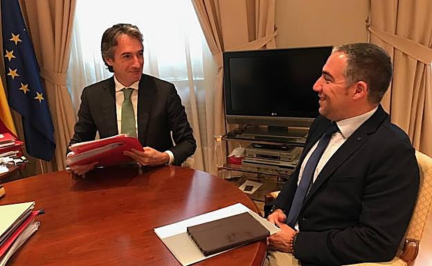 El ministro Íñigo de la Serna, con Elías Bendodo.