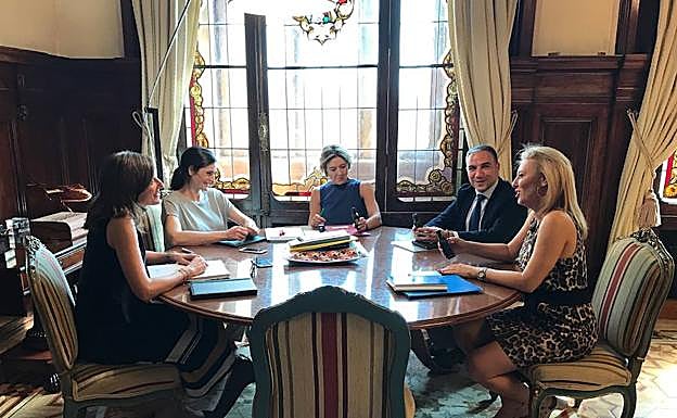 Encuentro con la ministra de Agricultura y Pesca, Alimentación y Medio Ambiente, Isabel García Tejerina.