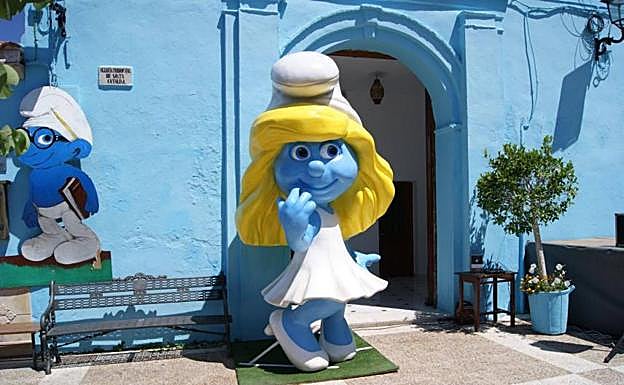 Los dueños de los Pitufos y el Ayuntamiento de Júzcar firman un acuerdo para el uso de productos oficiales