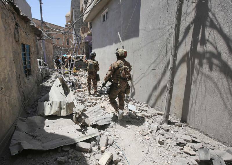 Ciudadanos iraquíes esperan para recibir comida