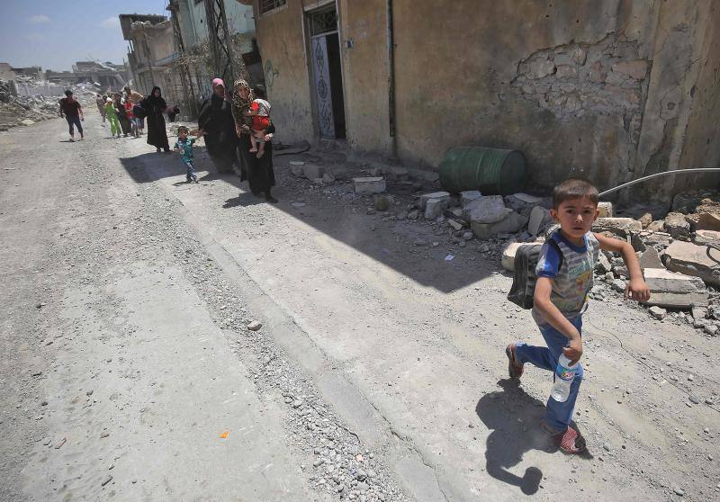 Ciudadanos iraquíes esperan para recibir comida