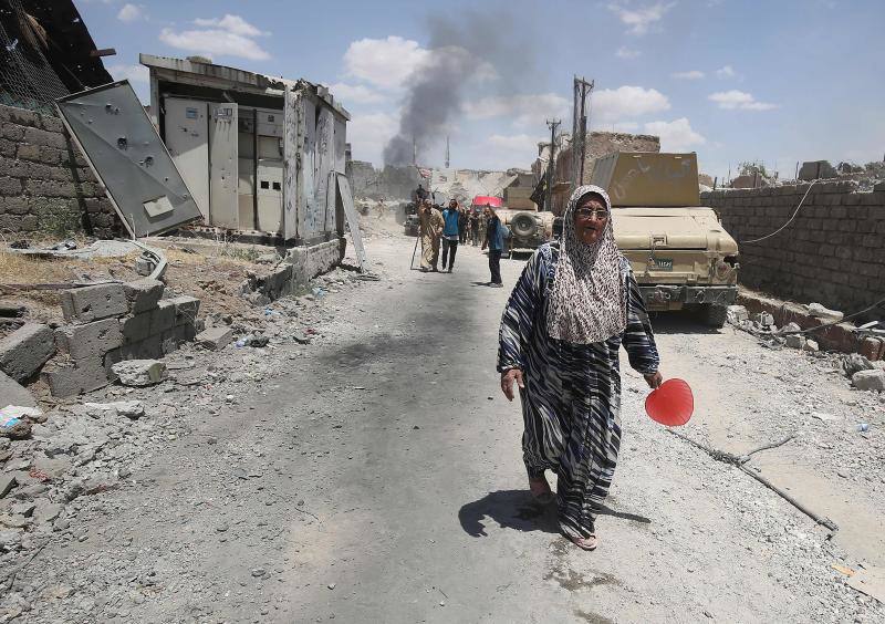 Ciudadanos iraquíes esperan para recibir comida