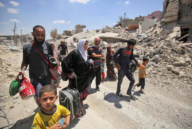 Ciudadanos iraquíes esperan para recibir comida