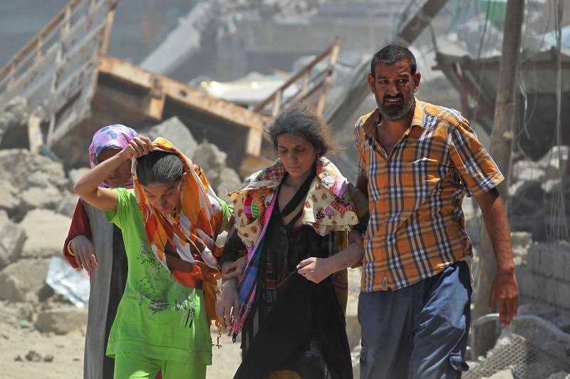 Ciudadanos iraquíes esperan para recibir comida