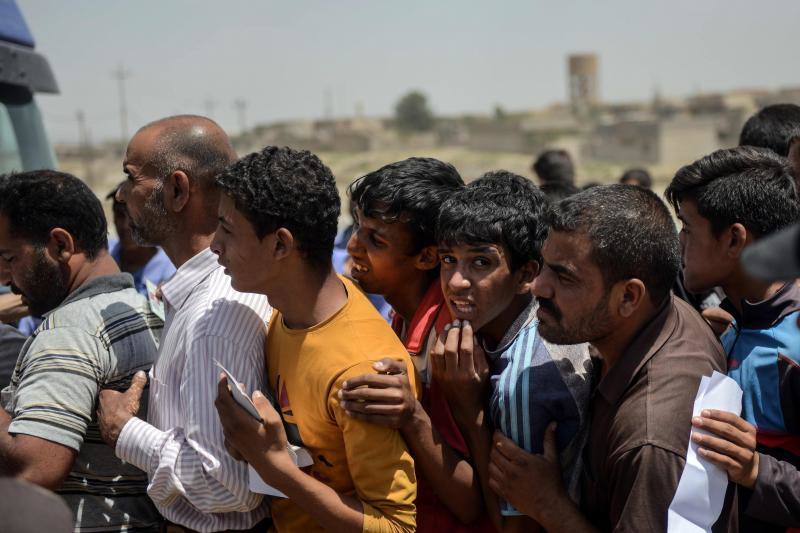 Ciudadanos iraquíes esperan para recibir comida