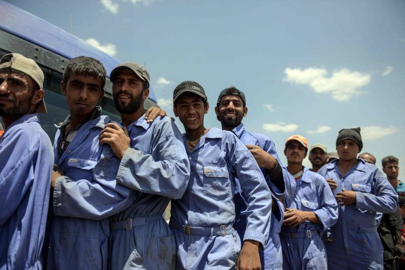 Ciudadanos iraquíes esperan para recibir comida