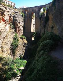 Imagen secundaria 2 - Vista general del valle del Guadalevín. | Al fondo el Arco del Cristo. | Perspectiva del Tajo de Ronda