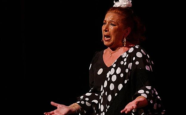 Imagen principal - En la imagen superior, La Cañeta de Málaga, que actuará mañana. En las otras fotos, otros puntos de la ciudad.