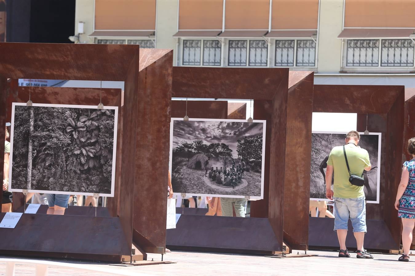 La plaza de la Constitución acoge las fotografías del autor brasileño de la mano de la Obra Social La Caixa