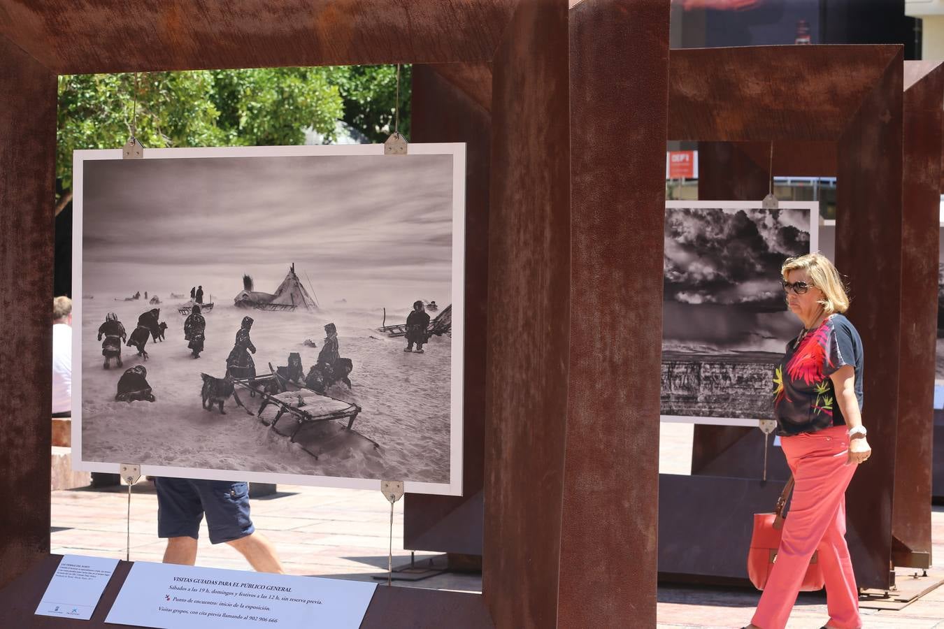 La plaza de la Constitución acoge las fotografías del autor brasileño de la mano de la Obra Social La Caixa