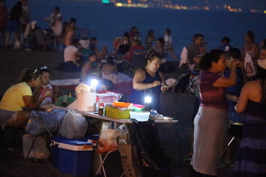 Las playas de Málaga viven la mágica noche de San Juan, donde las hogueras son las protagonistas de la velada.