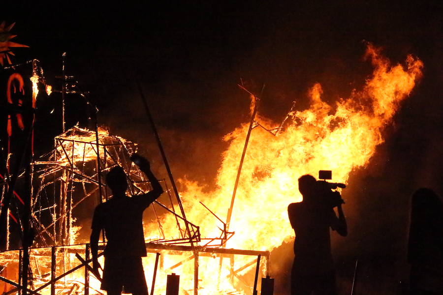 Las playas de Málaga viven la mágica noche de San Juan, donde las hogueras son las protagonistas de la velada.
