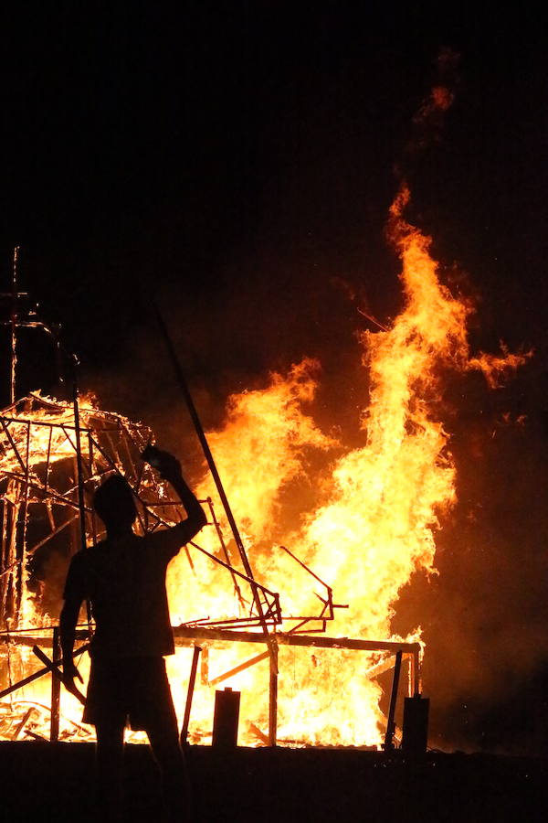 Las playas de Málaga viven la mágica noche de San Juan, donde las hogueras son las protagonistas de la velada.