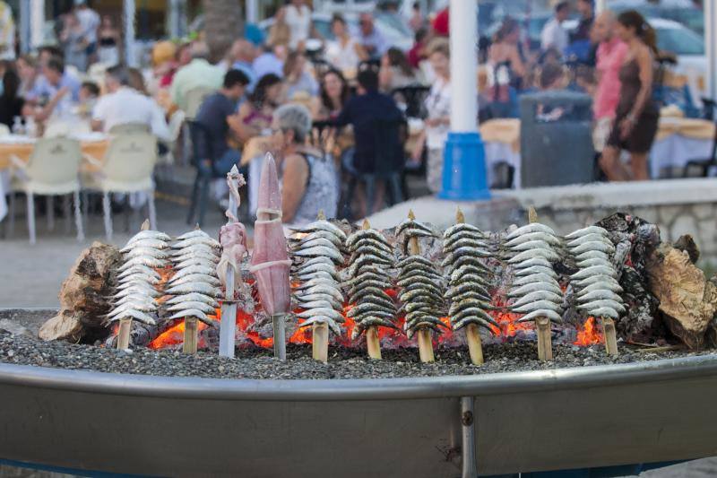 Las playas de Málaga viven la mágica noche de San Juan, donde las hogueras son las protagonistas de la velada.