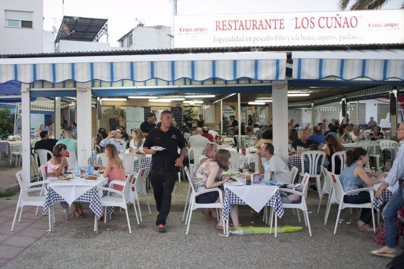 Las playas de Málaga viven la mágica noche de San Juan, donde las hogueras son las protagonistas de la velada.