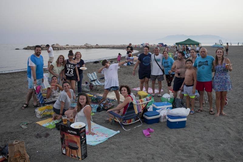 Las playas de Málaga viven la mágica noche de San Juan, donde las hogueras son las protagonistas de la velada.