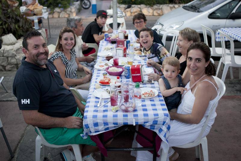 Las playas de Málaga viven la mágica noche de San Juan, donde las hogueras son las protagonistas de la velada.