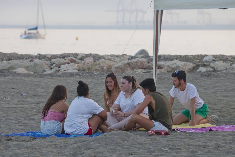 Las playas de Málaga viven la mágica noche de San Juan, donde las hogueras son las protagonistas de la velada.