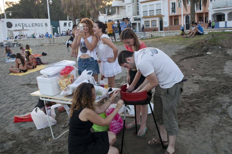 Las playas de Málaga viven la mágica noche de San Juan, donde las hogueras son las protagonistas de la velada.