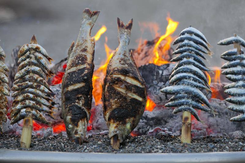 Las playas de Málaga viven la mágica noche de San Juan, donde las hogueras son las protagonistas de la velada.