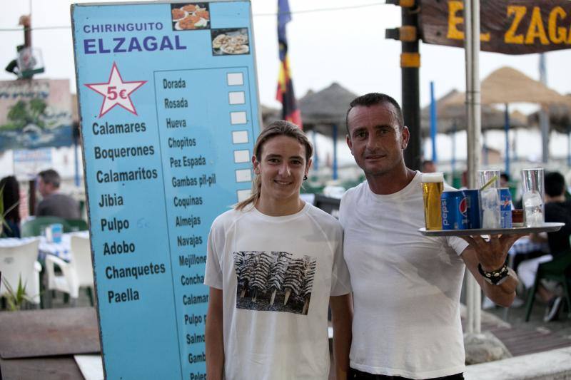 Las playas de Málaga viven la mágica noche de San Juan, donde las hogueras son las protagonistas de la velada.