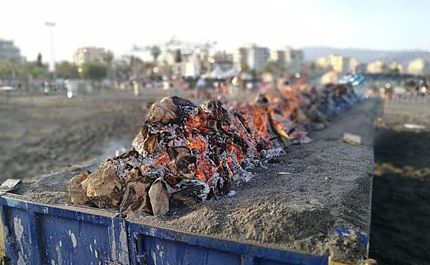 Todo listo en Torre del Mar para la mágica noche de San Juan. 