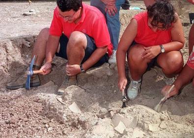 Imagen secundaria 1 - Arriba, la excavaciones del año 2003, en la que se desenterraron viviendas. Fue la última campaña antes de la suspensión de los trabajos. Abajo, a la izquierda, la directora de las excavaciones, María Eugenia Aubet, en la campaña realizada en el verano de 1998. A la derecha, ánfora pintada procedente del área alfarera de la isla. 