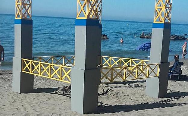 Un júa con la forma de la plataforma que quedó varada en la playa nudista de Benalnatura.