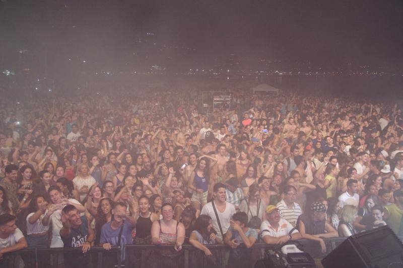 La mágica noche de San Juan contó con las actuaciones en la playa de la Malagueya de Henry Méndez, DJ Valdi, Alex Guerrero, K-Narias, Feder, Calum, Barei y los DJ Sergio Blázquez y Borja Rubio.
