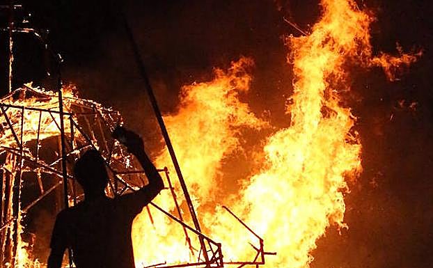 Imagen. Quema del ‘júa’ municipal en la playa de la Misericordia.