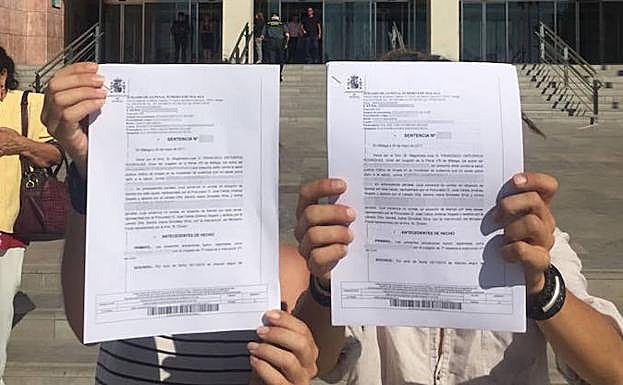 La pareja, tras recoger la sentencia en la Ciudad de la Justicia.