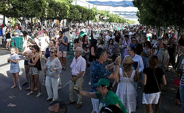 El recinto ferial congregó ayer a miles de asistentes a la verbena.